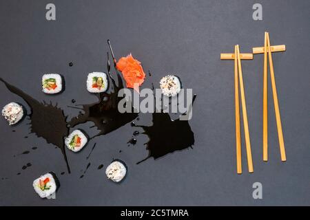 sushi, baguettes et bol à soupe de soja. fond avec espace pour votre texte. Vue sur le dessus plat Banque D'Images