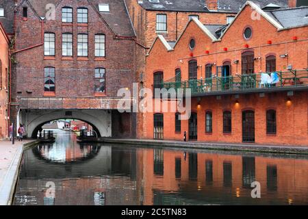 L'eau du réseau du canal de Birmingham - célèbre rue Gaz du bassin. West Midlands, Angleterre. Banque D'Images