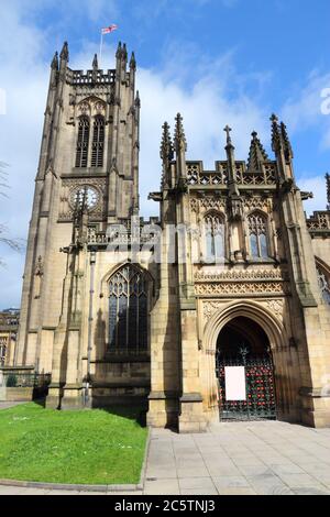 Manchester, UK - Cathédrale anglicane. Printemps fleur de cerisier. Ville de l'ouest de l'Angleterre. Bâtiment classé. Banque D'Images