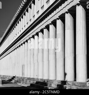Rangée de colonnes grecques en cassant, Athènes, Grèce. Photographie architecturale en noir et blanc Banque D'Images