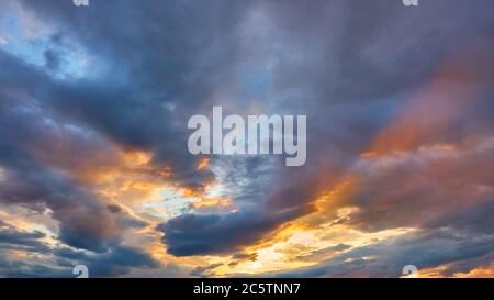 Ciel avec des nuages de différentes couleurs au coucher du soleil, peut être utilisé comme arrière-plan Banque D'Images