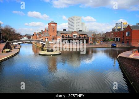 L'eau du réseau du canal de Birmingham - célèbre Birmingham-Fazeley rond-point. West Midlands, Angleterre. Banque D'Images