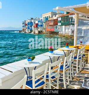 Café en plein air près de célèbres maisons au bord de la mer, sur l'île de Mykonos, en Grèce Banque D'Images