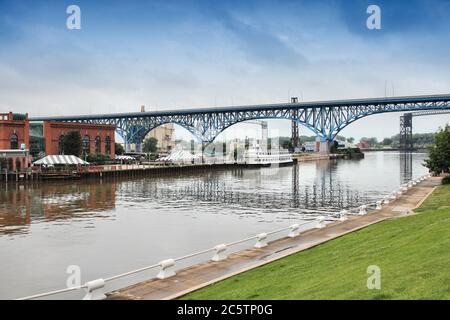 Cleveland, Ohio. Paysage urbain avec le Viaduc de main Avenue sur le Cleveland Memorial Shoreway. Banque D'Images