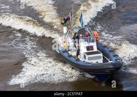 Bateau gonflable rigide de l'Autorité du port de Londres, RIB, en patrouille sur la Tamise, Londres, Angleterre, Royaume-Uni, Europe Banque D'Images