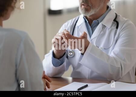 Gros plan du médecin masculin consulter le patient à la réunion Banque D'Images