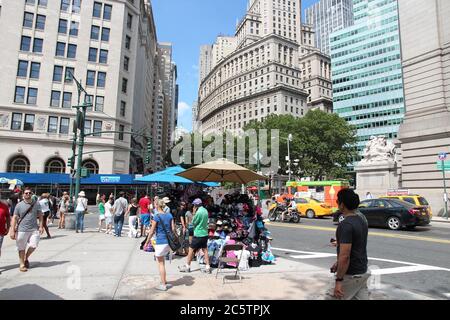 NEW YORK, Etats-Unis - 6 JUILLET 2013 : les gens marchent dans les stands de souvenirs de Lower Manhattan à New York. En 2012, il y avait 13,237 taxis jaunes enregistrés Banque D'Images