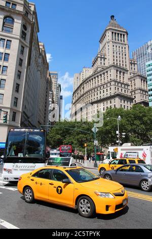 NEW YORK, USA - 4 juillet 2013 : Les gens ride taxi jaune dans le Lower Manhattan à New York. À compter de 2012 il y avait 13 237 taxis jaunes enregistrés dans de nouveaux Banque D'Images