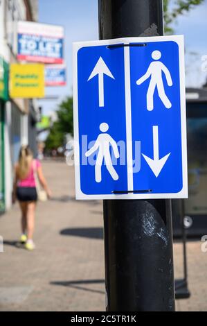 Bromley (Grand Londres), Kent, Royaume-Uni. Marcher sur le panneau de gauche dans Bromley High Street pendant la pandémie de coronavirus. Mise au point de l'ouverture de session, arrière-plan flou. Banque D'Images