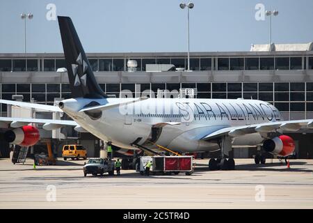 WASHINGTON, États-Unis - 15 JUIN 2013 : Airbus A340 de SAS Airlines dans la décoration de Star Alliance à l'aéroport international de Dulles à Washington, DC, États-Unis. Banque D'Images