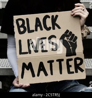Fille tenant un signe 'Black Lives Matter) Banque D'Images