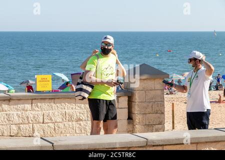 Huelva, Espagne - 4 juillet 2020: Le gardien de la plage de Junta de Andalucia contrôle l'accès à la plage d'Islantilla pour coronavirus covid-19 preventi Banque D'Images