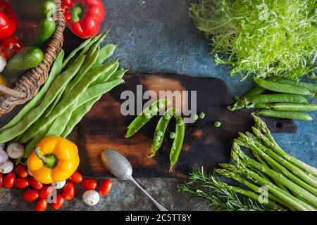 Divers légumes colorés sur la table avec une planche à découper Banque D'Images