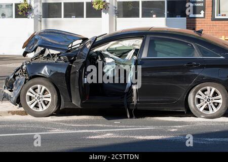 Sacs gonflables d'accident de voiture lancés vue rapprochée d'un accident de voiture vue latérale d'une voiture épave. Véhicule détruit suite à une collision à grande vitesse. Banque D'Images