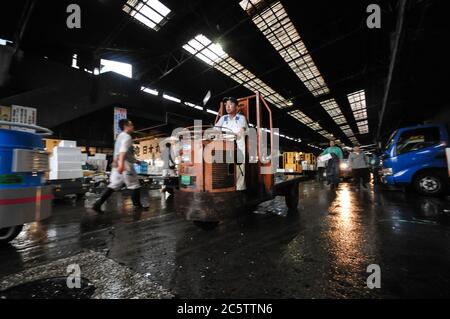 Editorial TOKYO, JAPON- MAI 2010 : marché de Tsukiji est un grand marché aux poissons dans le centre de Tokyo. Le marché est composé de petites boutiques et restaurants foule Banque D'Images