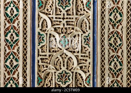 Détail de carreaux de céramique décoratifs colorés dans une arche de porte du Palais Bahia à Marrakech, Maroc Banque D'Images