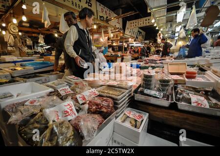 Editorial TOKYO, JAPON- MAI 2010 : marché de Tsukiji est un grand marché aux poissons dans le centre de Tokyo. Le marché est composé de petites boutiques et restaurants foule Banque D'Images