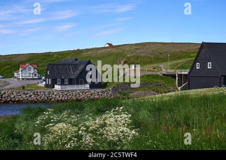 La pittoresque petite ville portuaire de Hofsos à Skagafjordur, dans le nord de l'Islande Banque D'Images