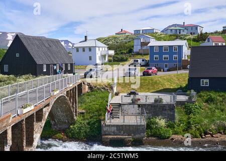 La pittoresque petite ville portuaire de Hofsos à Skagafjordur, dans le nord de l'Islande Banque D'Images