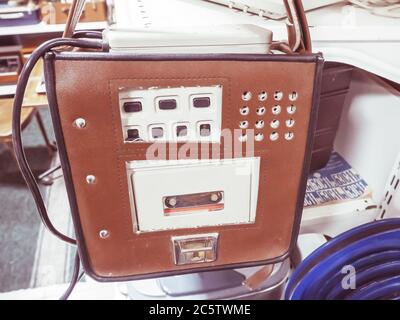 Russie, Sotchi 14.03.2020. Ancien enregistreur vocal blanc soviétique avec cassette dans un étui en cuir marron Banque D'Images