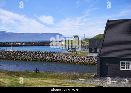 La pittoresque petite ville portuaire de Hofsos à Skagafjordur, dans le nord de l'Islande Banque D'Images