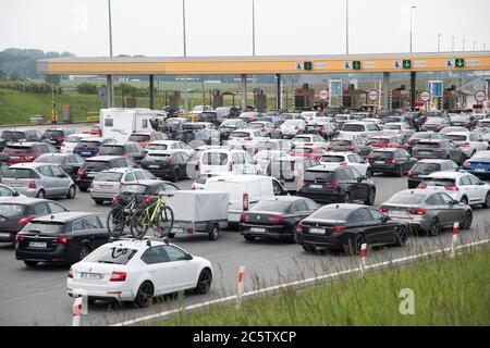 Station de péage sur l'autoroute A1 appelée Amber Highway (Autostrada Bursztynowa) à Rusocine, Pologne. 11 juin 2020 © Wojciech Strozyk / Alamy stock photo Banque D'Images