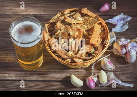 Un bouquet de bière fraîche et des en-cas avec des crosses de seigle maison, salées, à l'ail pour la bière. Hors-d'œuvre de bière maison très savoureuse. Banque D'Images