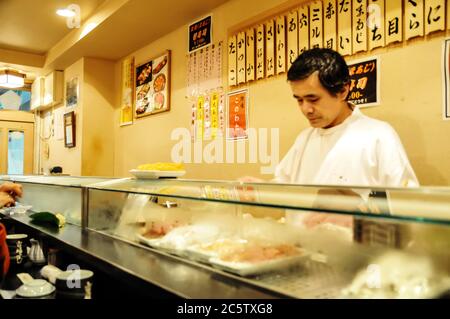 Editorial TOKYO, JAPON- MAI 2010 : marché de Tsukiji est un grand marché aux poissons dans le centre de Tokyo. Le marché est composé de petites boutiques et restaurants foule Banque D'Images