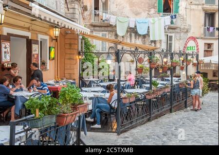 Scène urbaine de Tropea, une destination de voyage populaire en Calabre sur la côte sud-ouest de l'Italie. Banque D'Images