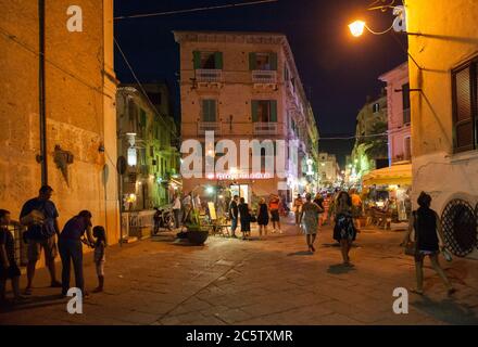 Scène urbaine de Tropea par nigth. Tropea est une destination de voyage populaire en Calabre sur la côte sud-ouest de l'Italie. Banque D'Images