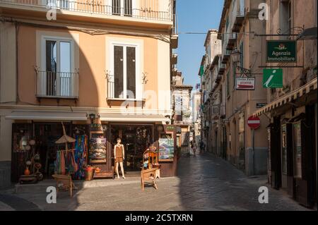 Scène urbaine de Tropea, une destination de voyage populaire en Calabre sur la côte sud-ouest de l'Italie. Banque D'Images