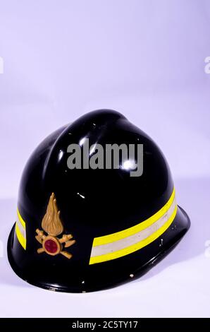 Casque de pompier italien noir sur fond blanc Banque D'Images