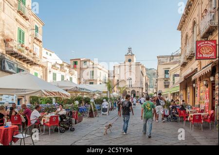 Scène urbaine de Tropea, une destination de voyage populaire en Calabre sur la côte sud-ouest de l'Italie. Banque D'Images