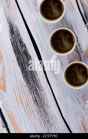 Trois tasses à café en bois blanc. Banque D'Images