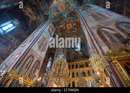 SERGIYEV POSAD, RUSSIE. L'église de la Dormition Trinity Lavra de Saint-Sergius, intérieur de la cathédrale de l'Assomption. Banque D'Images