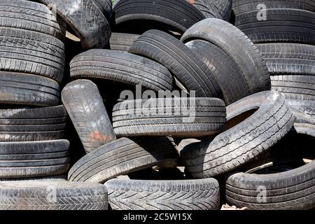 Pneus de voiture anciens et d'occasion sur un tas. Banque D'Images