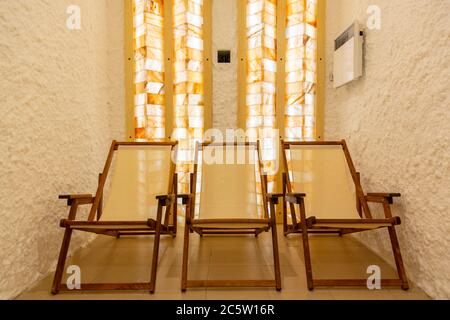 Three deck chairs in a salt bath room. Banque D'Images