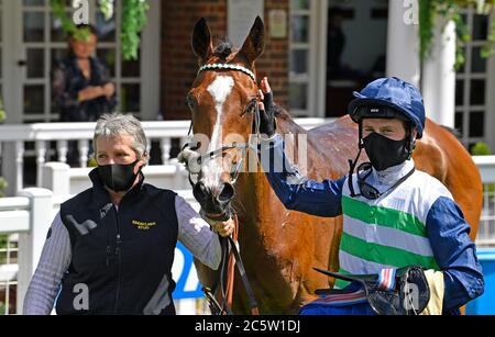 Jockey Oisin Murphy après avoir remporté les enjeux Coral Henry II sur l'écrasement de Willoughby à l'hippodrome de Sandown Park. Banque D'Images