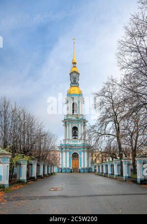La cathédrale navale baroque bleu-blanc de Saint-Nicolas (cathédrale des marins) avec les dômes dorés, située dans la rue Glinki, Saint-Pétersbourg, Russie. Banque D'Images