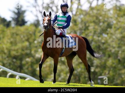 En écrasant Willoughby et Oisin Murphy après avoir remporté les piquets Coral Henry II à l'hippodrome de Sandown Park. Banque D'Images