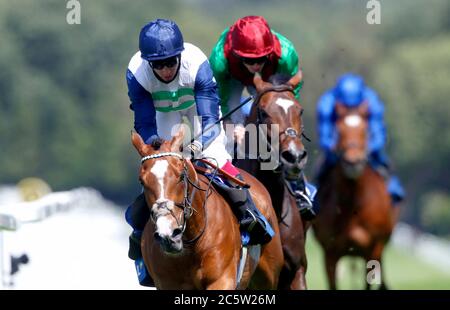 Vaincre Willoughby et Oisin Murphy en remportant les piquets Coral Henry II à l'hippodrome de Sandown Park. Banque D'Images