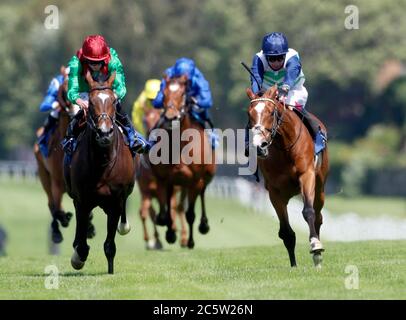 Vaincre Willoughby et Oisin Murphy en remportant les piquets Coral Henry II à l'hippodrome de Sandown Park. Banque D'Images