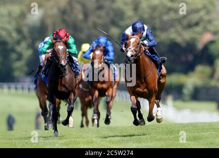 Vaincre Willoughby et Oisin Murphy en remportant les piquets Coral Henry II à l'hippodrome de Sandown Park. Banque D'Images