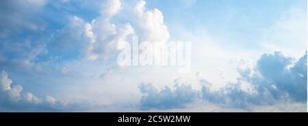 Ciel bleu et nuages blancs pour la pleine conscience et la paix Banque D'Images