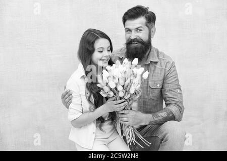 Fête d'anniversaire. Journée internationale de la femme. Fleuriste. Tradition familiale. Elle vaut tous les trésors. Tulipes tendre pour fille. Bouquet de tulipes d'homme. Père donnant des tulipes fille. Père avec fleurs. Banque D'Images