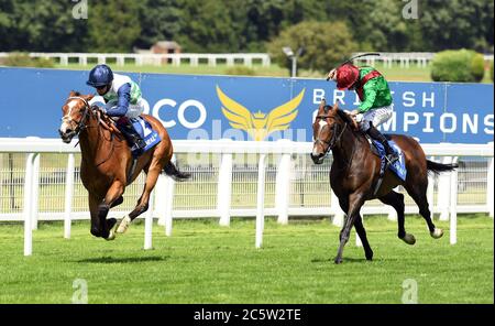 Vaincre Willoughby et Oisin Murphy en remportant les piquets Coral Henry II à l'hippodrome de Sandown Park. Banque D'Images