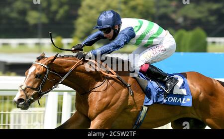 Vaincre Willoughby et Oisin Murphy en remportant les piquets Coral Henry II à l'hippodrome de Sandown Park. Banque D'Images