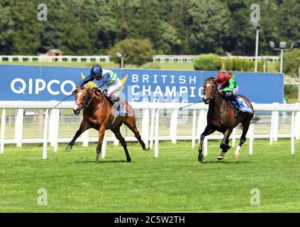 Vaincre Willoughby et Oisin Murphy en remportant les piquets Coral Henry II à l'hippodrome de Sandown Park. Banque D'Images