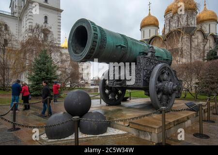 Moscou, Russie. Monument du canon Tsar Pushka à l'intérieur du Kremlin de Moscou. La vieille grande arme de l'empire russe Banque D'Images