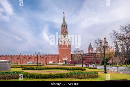 Tour de Spasskaya (Bashnya) ou Tour du Sauveur du Kremlin avec l'horloge sur la place Rouge à Moscou, en Russie Banque D'Images